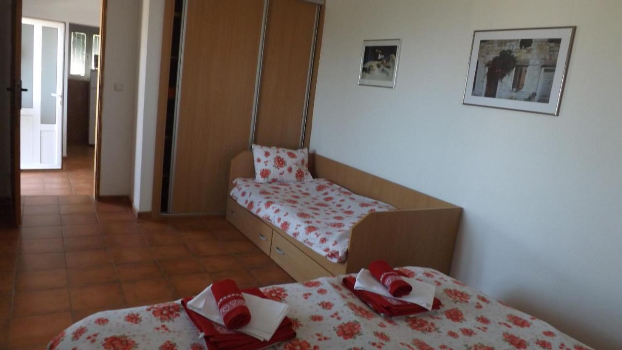 Lustica Apartments 外观 照片